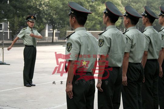 北京军训:军事教官是严格管理、教书育人的引导者